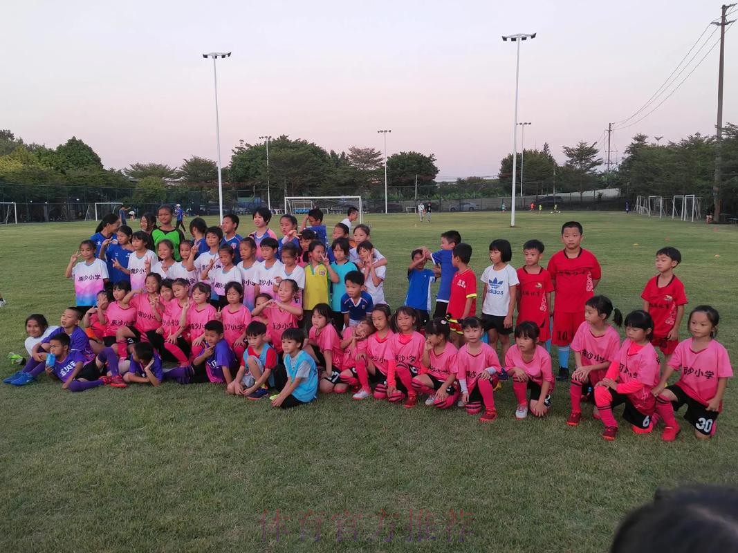 “女足校园行”走进呼家楼中心小学 “女足校园行”走进呼家楼中心小学